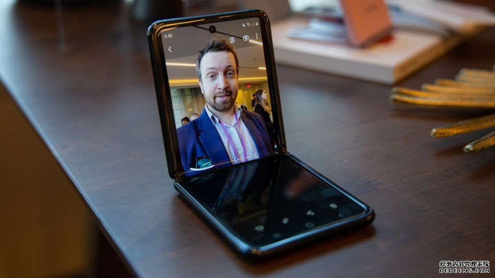 蓝冠怎么样:24小时与三星Galaxy Z Flip:可折叠的，提供更多的怀旧