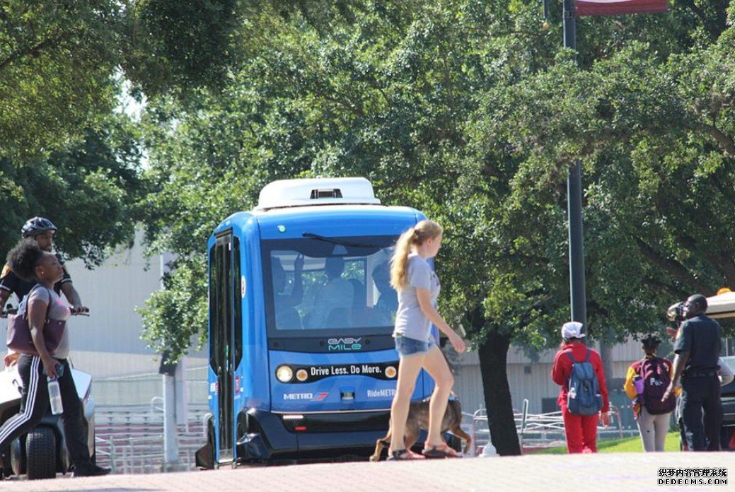 蓝冠官网:EasyMile的自动驾驶汽车增加了安全带,以恢复运行