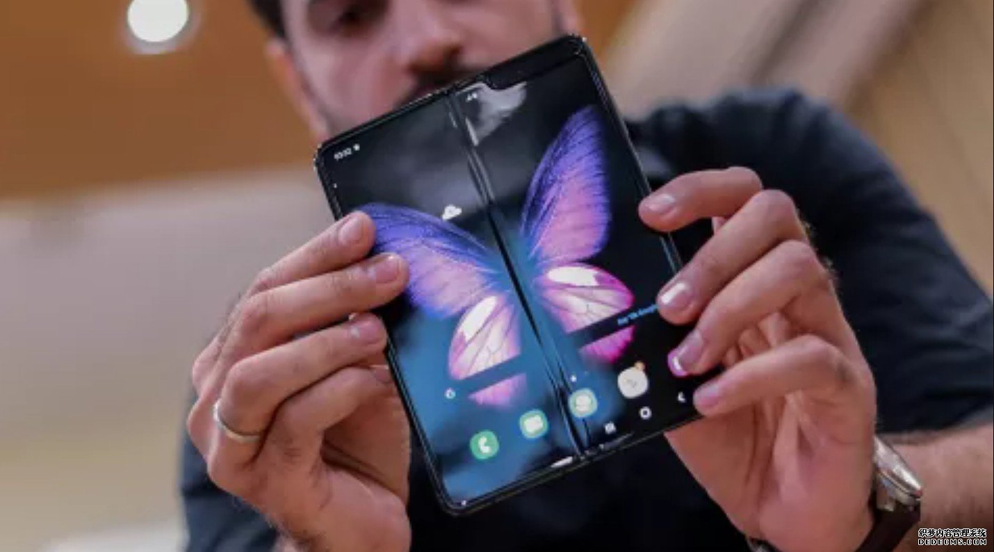 蓝冠怎么样:它在Z的名字:三星Galaxy Fold 2被'折叠'到Z系列