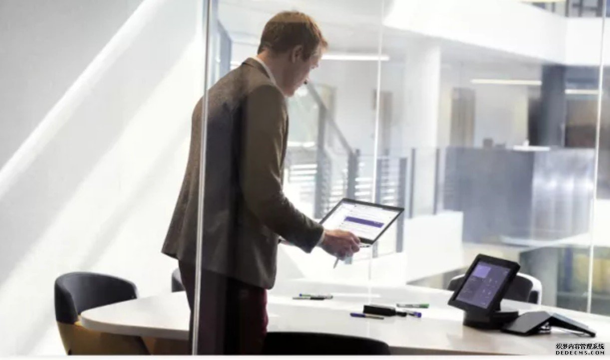 蓝冠注册:在微软团队会议室里，视频会议不那么痛苦了