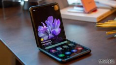 <b>蓝冠官网:三星Galaxy Z Flip 5G现在是和摩托罗拉Razr一样最便宜的可</b>