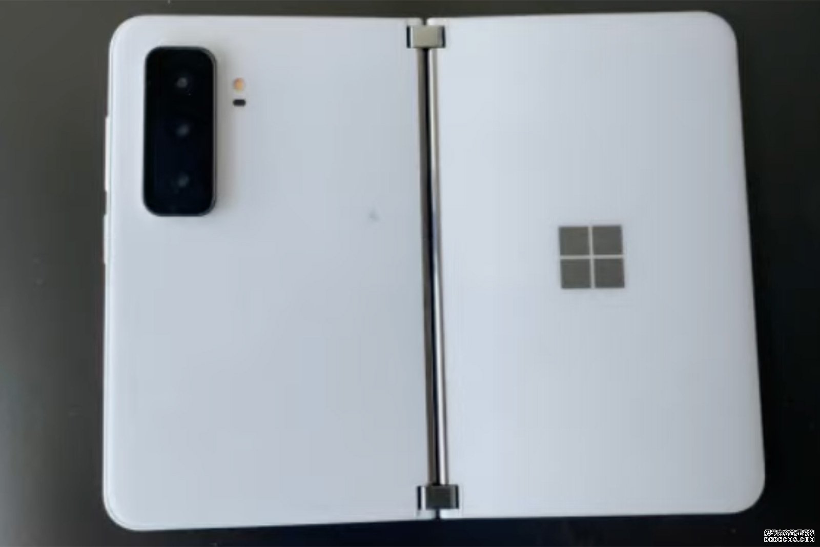 泄漏出来的微蓝冠注册软 Surface Duo 2 有着巨大的三镜头凸起