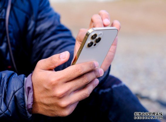 新 iPhone 传蓝冠测速说中的卫星电话功能或许只能在特定区域使用