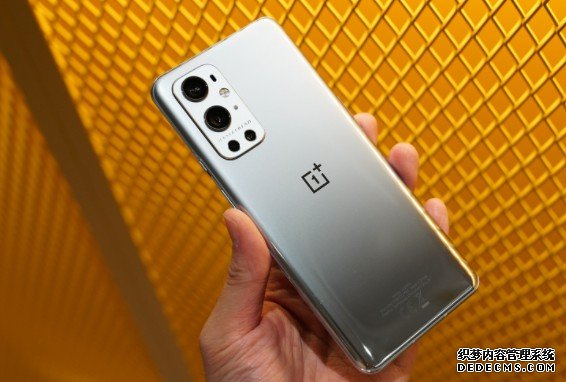 一加 9 系列升级加蓝冠测速入哈苏 XPan 电影风格拍摄