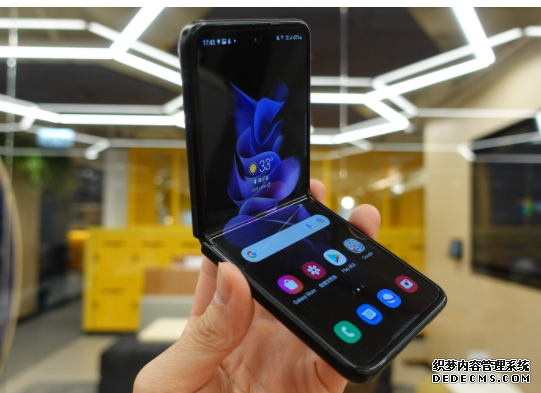 三星 Galaxy 蓝冠测速Z Flip 3 评测：由实验到主流