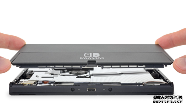 iFixit 拆解 OLED 版 Switch,蓝冠测速发现内部的散热系统略有缩小