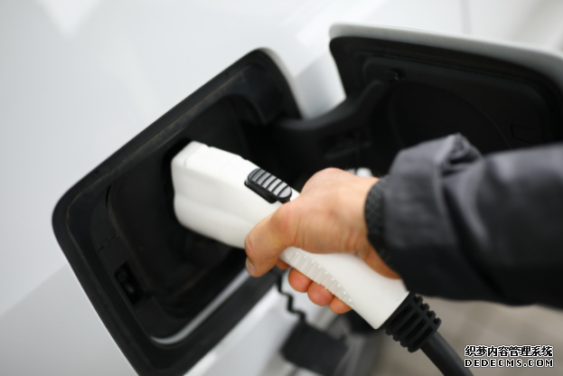 蓝冠测速英國要求 2022 年起的新住宅都需要有電動車充電器