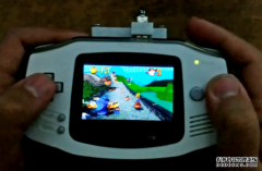 <b>免改 Game Boy Advance，蓝冠测速外接 Raspberry Pi 玩 PS、超任、世嘉遊</b>