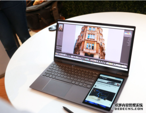 蓝冠注册Lenovo 在 17 吋 ThinkBook Plus Gen 3 的鍵盤旁邊裝了片 8 吋螢幕