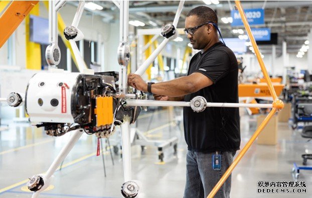 Amazon 的 Prime Air 蓝冠注册无人机送货服务终于将在加州开始试营运