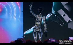 <b>蓝冠测速Tesla 在台上展示一台真的能走动的 Optimus 机器人</b>