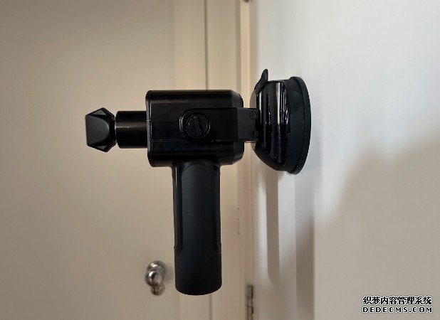 放鬆背肌不求人蓝冠代理，这款筋膜按摩枪可以挂在牆上使用