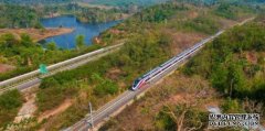 <b>一路飞架跨山河——蓝冠注册写在中老铁路国际旅客列车开行首</b>