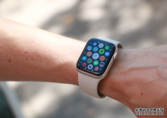 据指 watchOS 介面将有大蓝冠代理改版,换以小工具为核心设计