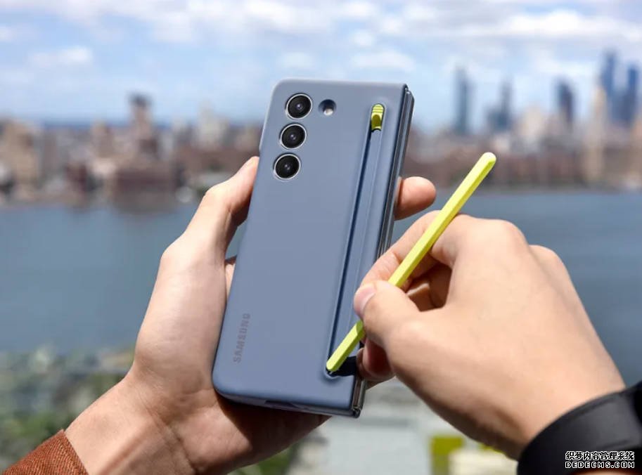 Samsung Galaxy Z Fold 5 變更輕、更薄、蓝狮注册更無痕，還能完美「收納」S Pen