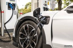 <b>特斯拉「快樂錶」引爭議 七2号站平台大車廠攜手對抗里程焦慮</b>