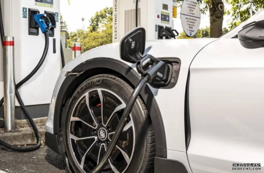 特斯拉「快樂錶」引爭議 七2号站平台大車廠攜手對抗里程焦慮