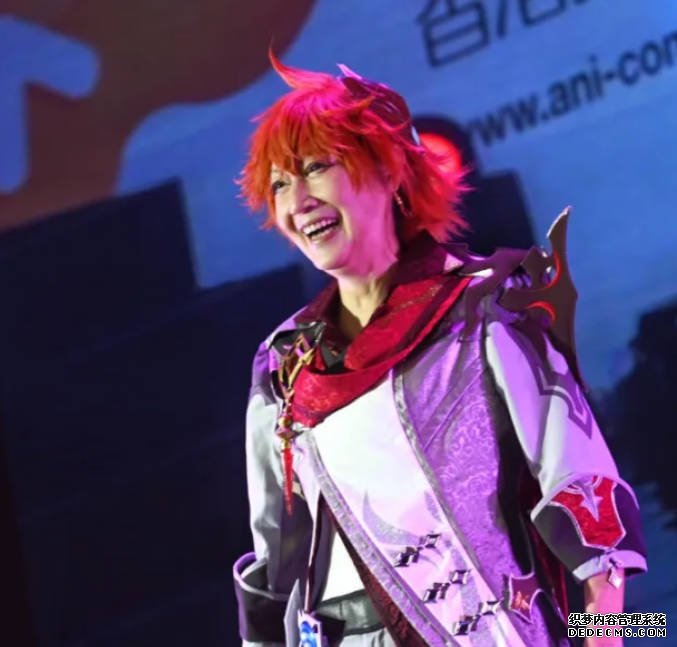 動漫節 2023｜圖輯 謝雪心 Cosplay 「達達利亞」 沐鸣注册登录橙短髮口叼玫瑰出場 手執道具大耍粵劇功架