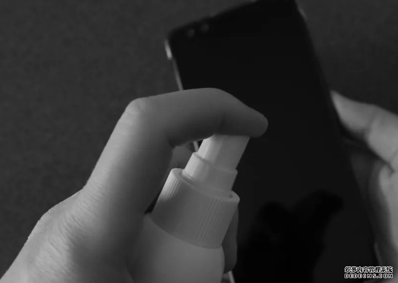 不當清潔方法會弄壞手機!4 欧亿平台代理步帶你正確清潔(附 Apple、Samsung 官方建議)