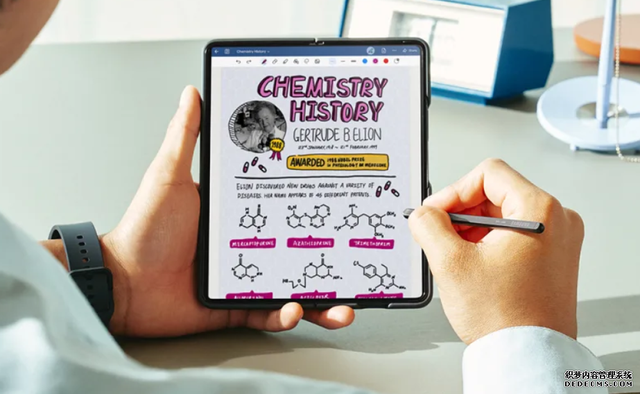 Samsung 讓你把 2 台 iPhone 併在一起「體驗摺機」沐鸣平台