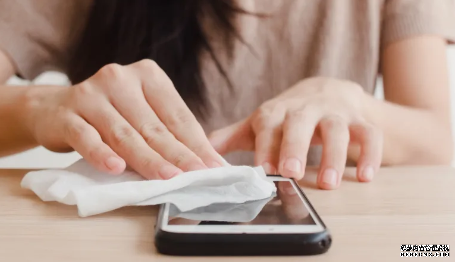 不當清潔方法會弄壞手機!4 沐鸣平台步帶你正確清潔(附 Apple、Samsung 官方建議)