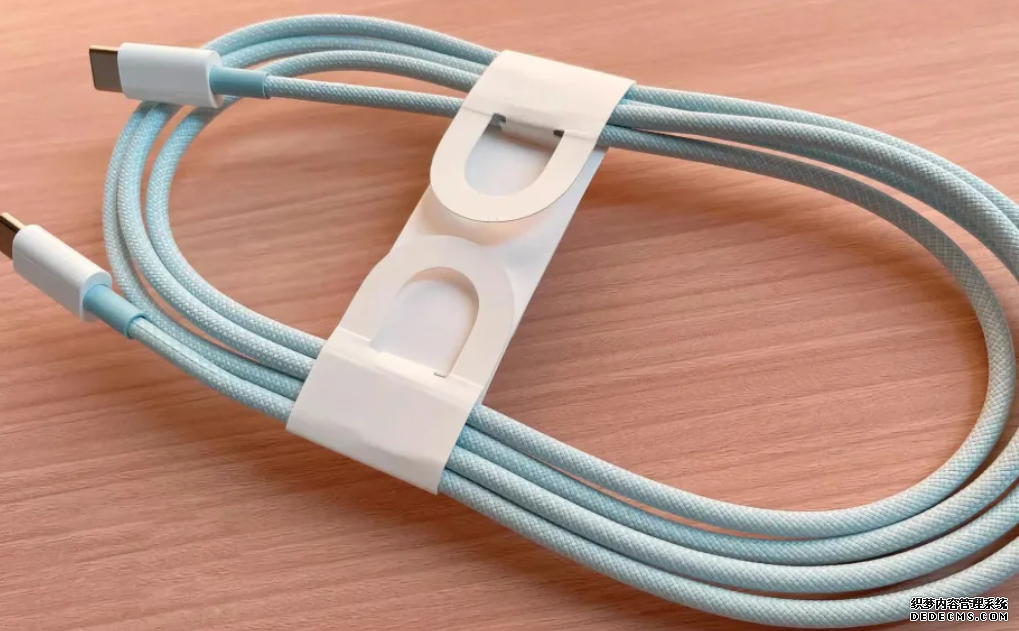 iPhone 15 附送的 USB-C 線似乎有夠長,但很慢蓝狮