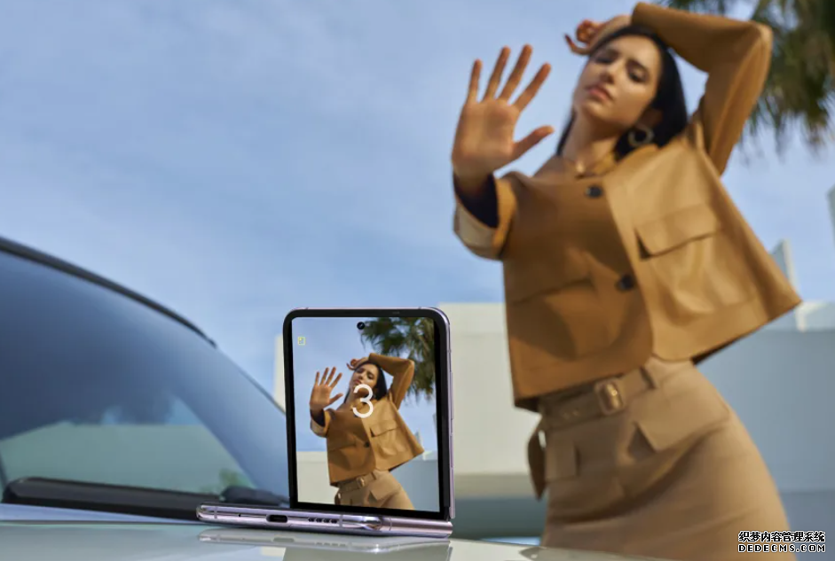 Phantom V Flip 5G 是 Tecno 的豎摺機處女作,欧亿1956注册賣點是放在中間的圓形外螢幕